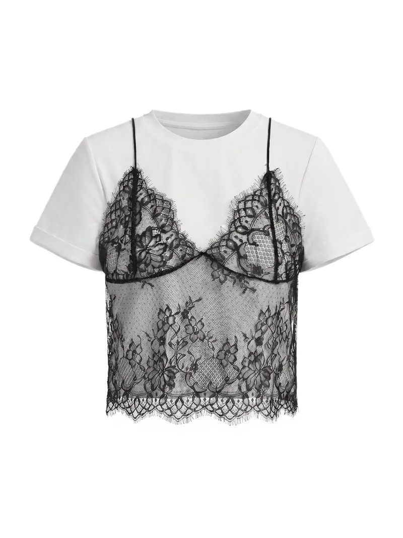 Camiseta de manga curta branca com gola redonda e detalhe em renda (2 em 1) para o verão