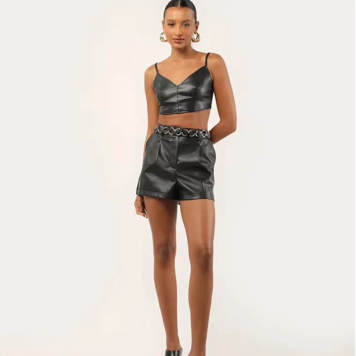 Short feminino em poliuretano resinado - Preto