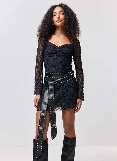 vestido curto manga longa renda preta