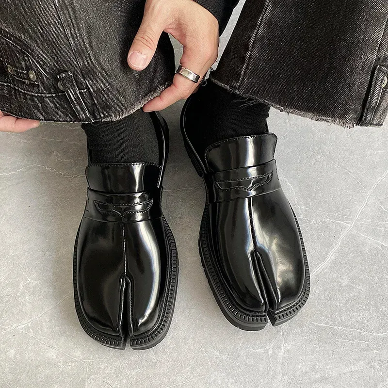 Sapatos Masculinos Tabi de Couro Envernizado com Sola Grossa e Bico Dividido - Loafers Casuais Masculinos em Couro na Moda