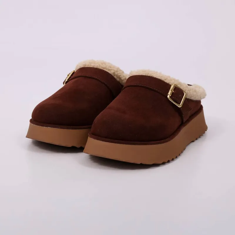 Nati – Clog Feminino Plataforma Camurça Forro em Pelúcia Fivela Marrom Escuro