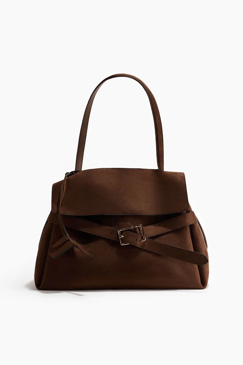 Bolsa de mão com detalhe de tira