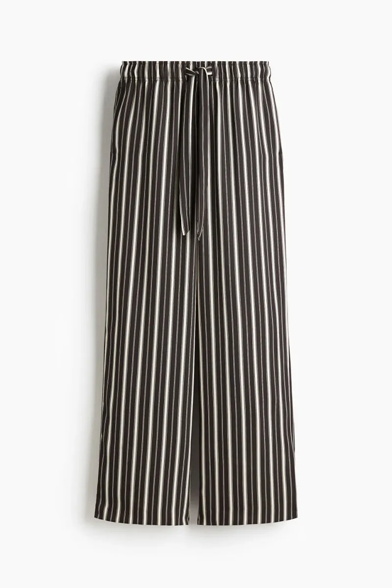 Calça em sarja com cordão de ajuste