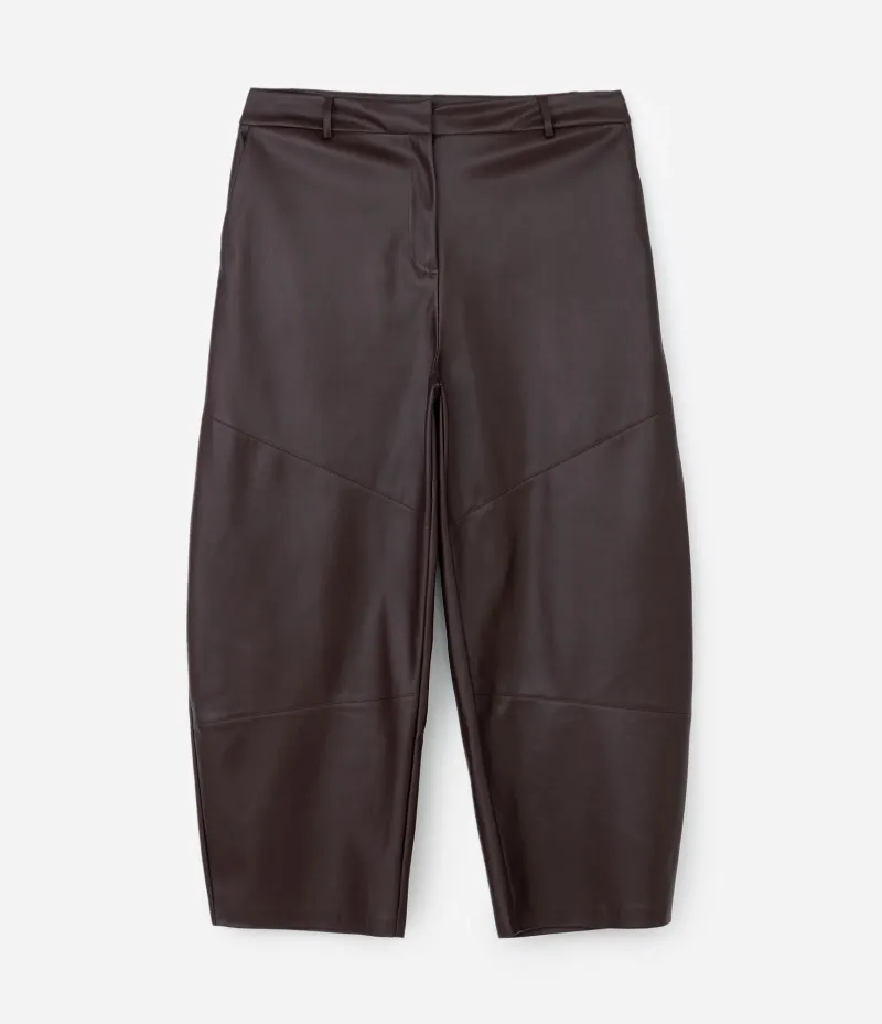 Calça PU Barrel com Recortes e Bolso Faca Curve & Plus Size Marrom
